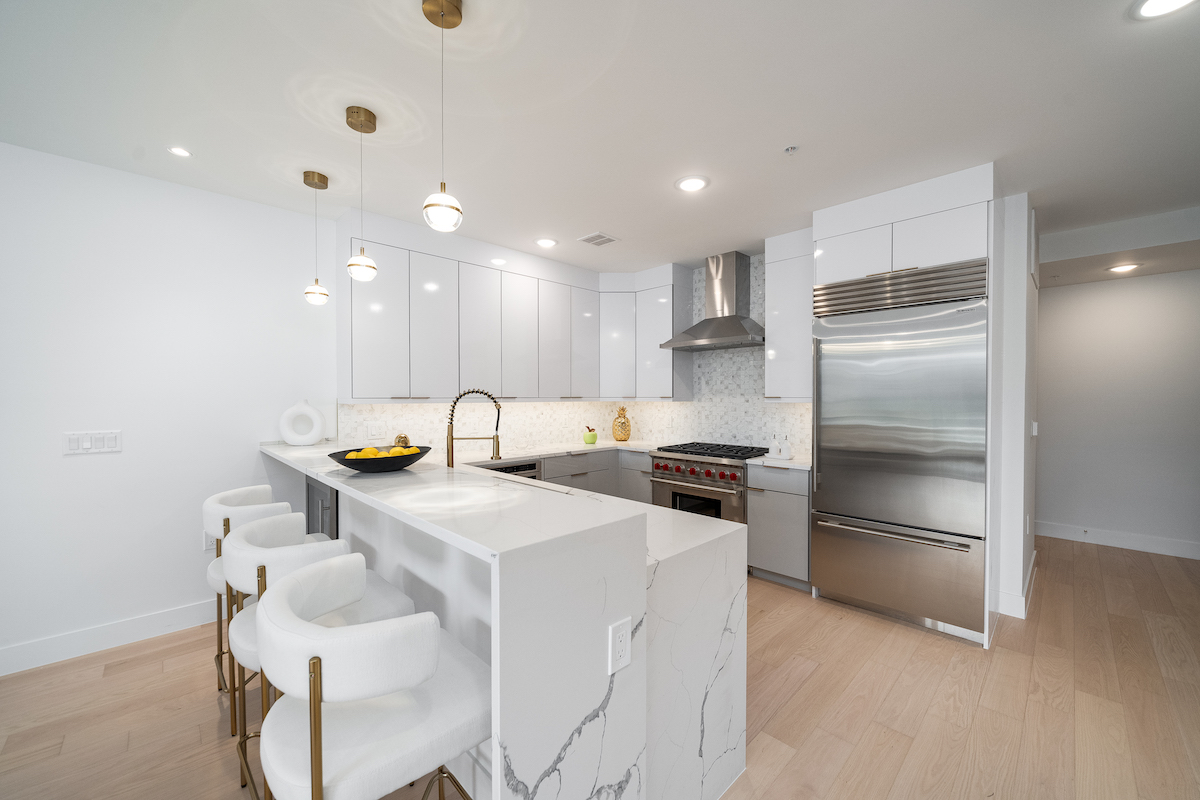 Kitchen with Breakfast Bar